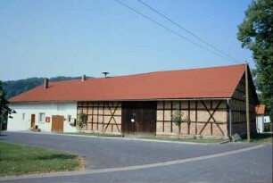 Gemeindeverwaltung; sogenanntes Einhaus (Wohnteil, Stall, Scheune unter einem First)