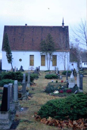Blick über den Friedhof mit Grabstätten zur Trauerhalle