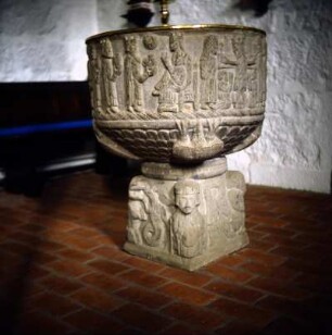 Angeln. Taufstein : Romanischer Taufstein (um 1200) in der Dorfkirche St.-Marien von Sörup