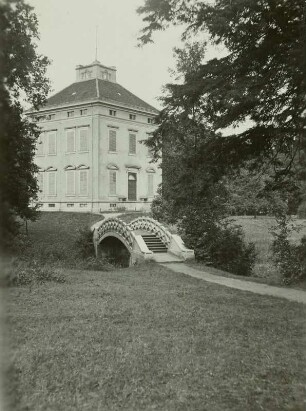 Desseau, Schloss und Park Luisium, Ansicht mit Brücke