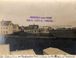Reykjavik/ Island: Victoria Luise vor der Küste Reykjaviks. Blick vom Hinterland über die Häuser zur Bucht
