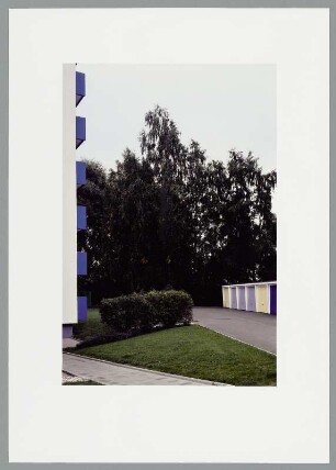 Garagen vor einem Plattenbau