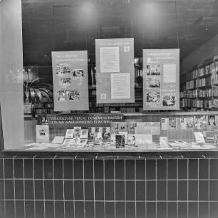 Haus des Buches, polnische Ausstellung : Bautzen. Haus des Buches, Karl-Marx-Straße. Verkaufsausstellung der Volksrepublik Polen vom 01.11.-05.11.1965. Schaufenster