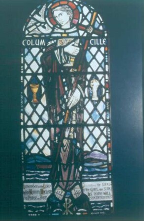 Iona. Iona Abbey. Fenster einer Seitenkapelle mit Glasbild des St. Columba