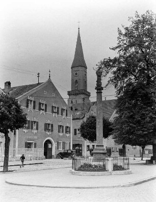 Ludwigsplatz : Kehlheim. Mariensäule (1770) am Ludwigsplatz. Im Hintergrund die Stadtpfarrkirche Mariä Himmelfahrt