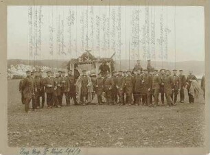 28 Offiziere des Grenadier-Regimentes (König Karl) Nr. 123 in Uniform, teils mit Mütze auf Truppenübungsplatz Münsingen vor herrschaftlicher Kutsche stehend, Offizier, Zivilist und eine Dame in Kutsche