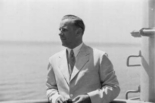 Reisefotos Griechenland. Reisender auf einem Passagierschiff (vermutlich der Milwaukee) an der Reling