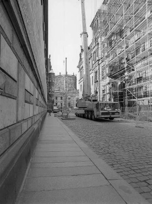 Grundrahmen mit Turmfuß beim Absetzen in der Augustusstraße