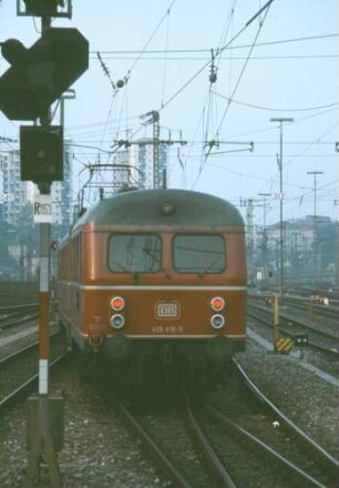 Stuttgart Hbf. Wartegruppe Vorortgleise Lok 118 017 Eilzug AA-S Bnb-Wagen