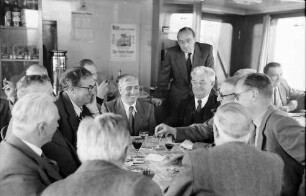Gruppe im Boot, mit Präsident DB Karlsruhe Stroebe, Dr. Hecking