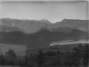 Altenburger Wald : Landschaftsbild des Kalterer Sees und des Altenburger Waldes in Südtirol.