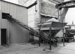 Freital, Dresdner Straße 136. Glashütte Freital. Schüttgutanlage vor einer Fabrikhalle