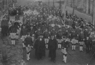 Prozession der Bergbrüderschaft in Johanngeorgenstadt zu Ehren der Heiligen Barbara : Umzug von Bergleuten in Johanngeorgenstadt