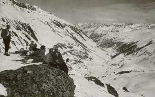 Österreich. Ötztaler Alpen. Bergsteiger auf der Schönwies (Alm) südwestlich von Obergurgl. Blick nach Nordosten, das Gurgltal abwärts. In der Mitte Obergurgl mit Kirche, im Hintergrunde rechts Bergspitzen der Stubaier Alpen
