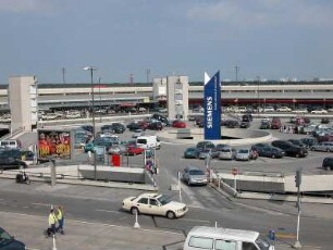 Berlin - Flughafen Tegel : Abfertigungsgebäude und Vorplatz, aufgenommen 2004 am Flughafen Tegel in Berlin