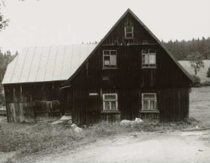 Markneukirchen, ehemalige Hirschmühle : Markneukirchen-Wohlhausen (Vogtlandkreis, ehemalige Hirschmühle (um 1800), Hirschmühlenweg 2, Scheune und ehemaliges Wohnhaus, Straßenfront