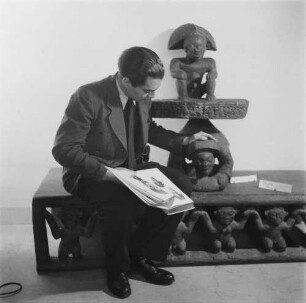 Dr. Kurt Krieger (1920-2007), Kurator der Afrika-Sammlung : Kurt Krieger mit Schildkrötenmann, Stuhl und Bank aus dem Grasland von Kamerun