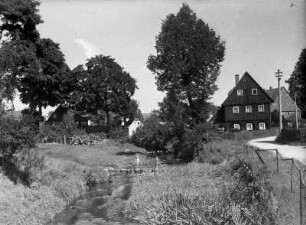 Lausitz? Ortsteilansicht mit Bach