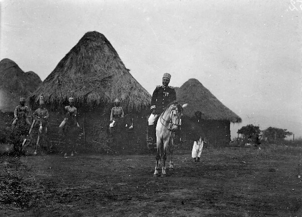 Njoya à cheval avec des soldats à cheval.