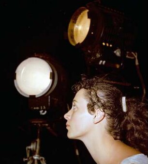 Frauenportrait im Profil während Filmaufnahmen bei Nacht