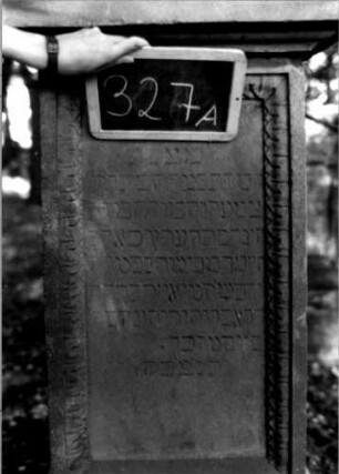Grabstein 327 (Index: 100111964) Material: Sandstein Zustand: stark verwittert mit Textverlust Maße HxBxT: 180x70x46 cm Beschreibung: Stele, profilierter Sockel, überragender Giebel mit Mittelakroter, rechteckiges Schriftfeld eingetieft Symbolik: Ranken: Grabstein 327A