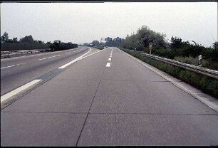 Einfahrt in Nebenfahrbahn West (Frankfurt Richtung Karlsruhe) von Hauptfahrbahn West (Frankfurt Richtung Karlsruhe)