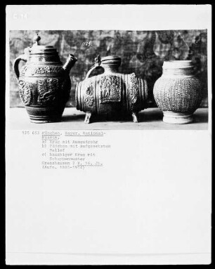 a) Krug mit Ausgussrohr, b) Fässchen mit aufgesetztem Relief, c) bauchiger Krug mit Schuppenmuster