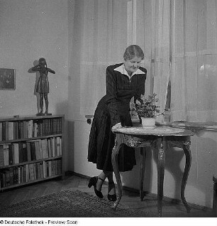 Porträt zweier Damen in Hildegard Jäckels Atelier