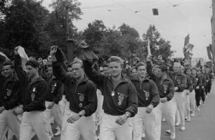 Herren eines Sportvereins auf einer Parade anlässlich des II. Deutschen Turn- und Sportfestes