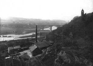 Porta Westfalica-Hausberge. Steinbruch und Industriebetriebe gegen Straßenbrücke über die Weser, rechts Jakobsberg mit Aussichtsturm