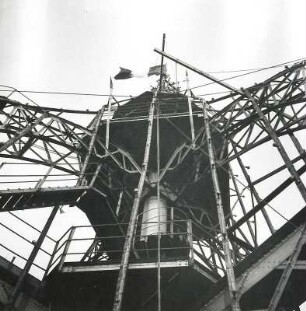 Paris. Eiffelturm (1887-1889; A. G. Eiffel). Blick in die Konstruktion der Laterne