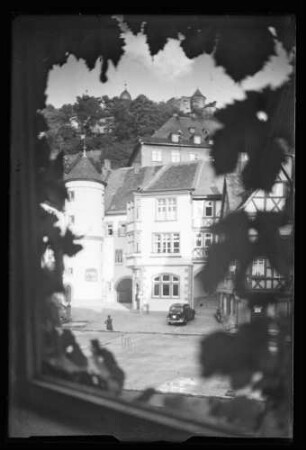 Blick in die Rathausgasse auf Turm des alten Rathauses und Durchgang zur Burg