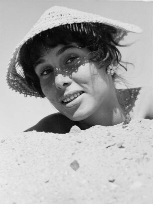 Urlaub am Ostseestrand 1959. Hex im sand vergraben