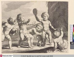 [Kinderspiele: Fünf Kinder spielen Blinde Kuh, ein Junge hält ein Tamburin dahinter ein Hund]