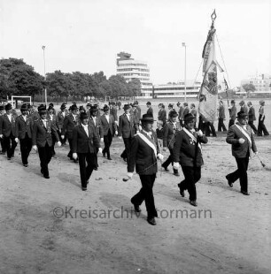 Schützen- und Volksfest: Veranstalter Heimatring und Ahrensburger Schützengilde: Umzug: Aufmarsch der Ahrensburger Schützengilde auf dem Stormarnplatz: im Hintergrund Rathaus, 24. August 1975