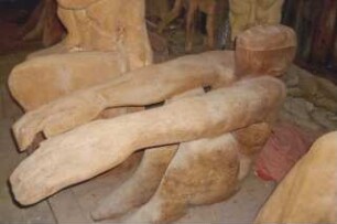 Sitzender mit nach vorn gestreckten Armen