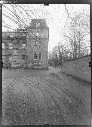 Ogrosen (Vetschau-Ogrosen), Ogrosener Dorfstraße 33/35. Gutsanalge (Baubeginn um 1704, Erweiterung 1901-1915). Herrenhaus. Hoffront (Teilansicht)