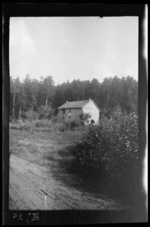 "Colroy-la-Grande (Dep. Vosges, Frankreich): Forsthaus" am Waldrand (Distanzaufnahme)