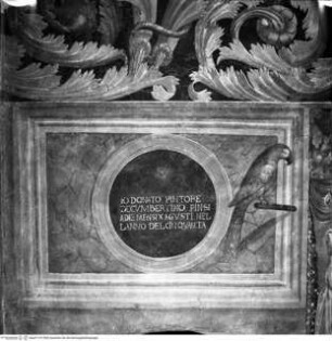 Ruinenlandschaften, umrahmt von mythologischen Figuren, Nordwand, Supraporte: Tondo mit Spinnwebe, Signatur und Papagei