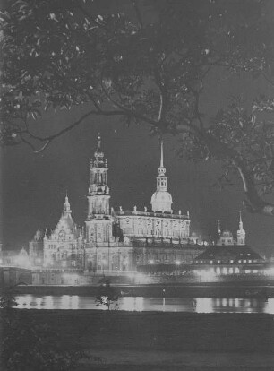 Dresden. Blick vom Neustädter Elbufer nach Süden auf Georgentor und Katholische Hofkirche bei Nacht