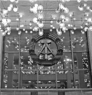 Palast der Republik mit DDR-Emblem
