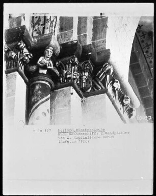 Kapitelle mit weiblicher Figur