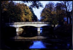 Hammereisenbach: Bregbrücke, B 31, im Herbstlaub