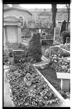Kleinbildnegativ: Friedhof, 1976