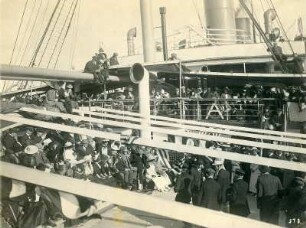 Zuschauer bei Bordspielen an Deck des Passagierdampfers Cleveland