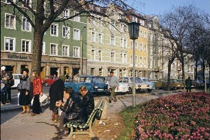 DDR. Teilansicht einer Einkaufsallee (vielleicht in Berlin-Lichtenberg)