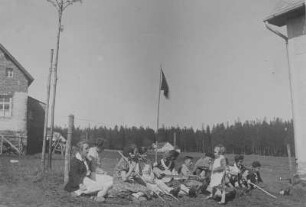 Mitglieder des Kommunistischen Jugendverbandes Deutschlands (KJVD) der Ortsgruppe Bermsgrün bei einem Ausflug in Halbmeile in der Tschechoslowakischen Republik (CSR) : Mitglieder des Kommunistischen Jugendverbandes Deutschlands der Ortsgruppe Bermsgrün bei einem Ausflug in Halbmeile (CSR)