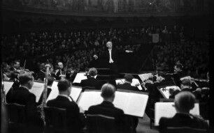 Bukarest: Athenäum, Hans von Benda, Dirigent des Berliner Kammerorchester, am Flügel Dinu Lipatti