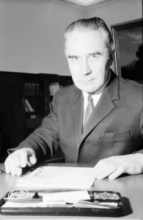 Freiburg: Regierungspräsidium; Regierungspräsident Dr. Person; Porträt am Schreibtisch