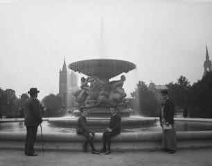 Stürmische Wogen : Dresden. Albertplatz. Brunnen "Stürmische Wogen", davor zwei Männer stehend und zwei auf dem Brunnenrand sitzenden Schülern